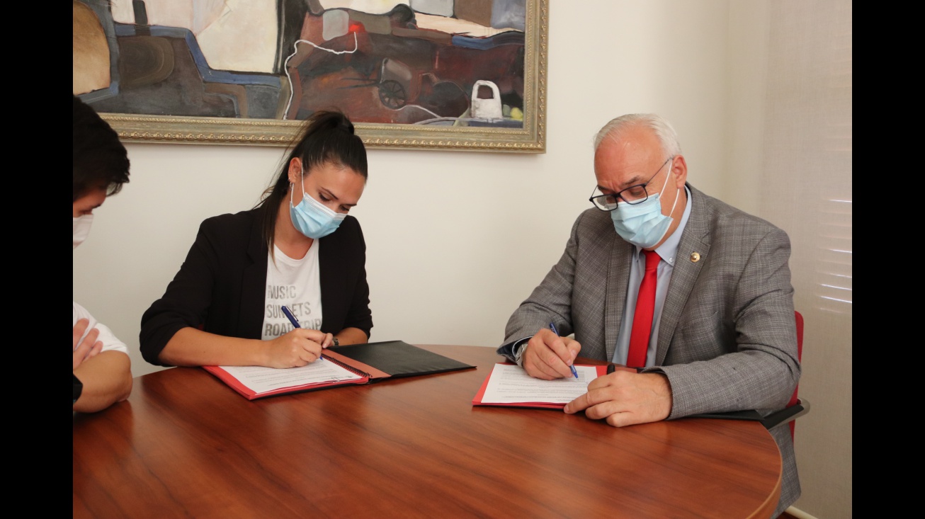Estefanía Marchán y Julián Nieva durante la firma del convenio