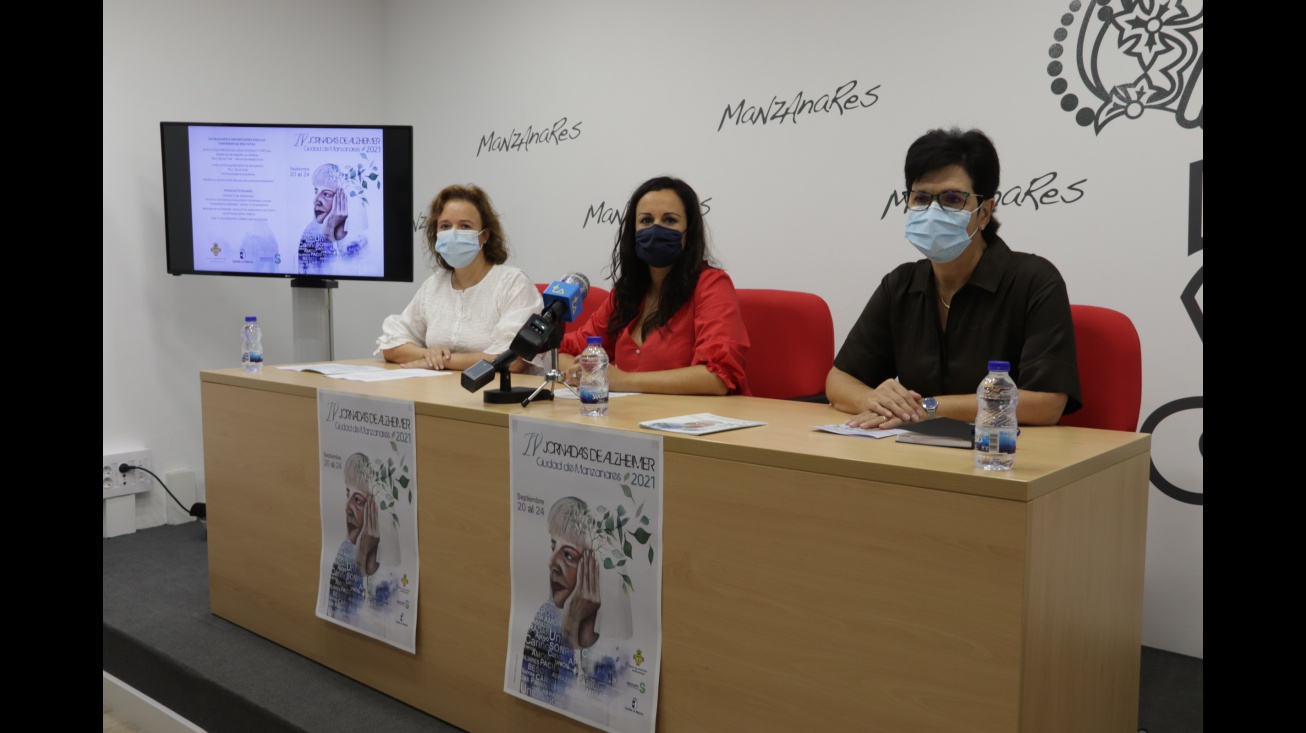Zúñiga (centro) junto a Lara (izquierda) y Sánchez (derecha) en la presentación de las jornadas