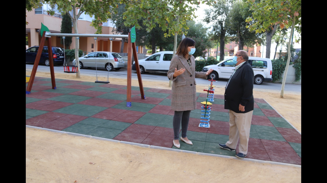 Díaz-Benito comprueba cómo ha quedado el parque junto a José Herrera