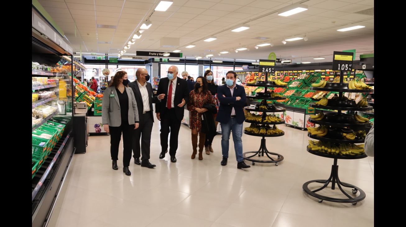 Recorrido del alcalde y miembros del equipo de gobierno por el nuevo supermercado