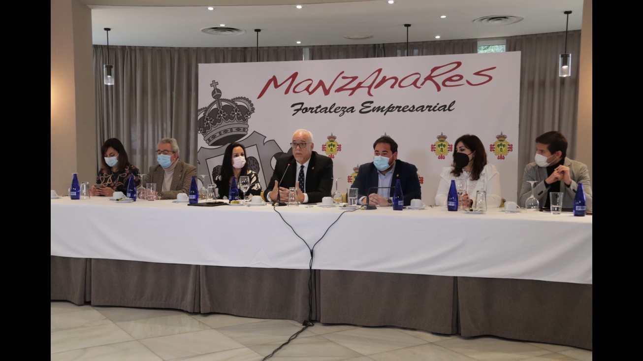 Julián Nieva junto a otros miembros del equipo de gobierno durante el encuentro con la prensa