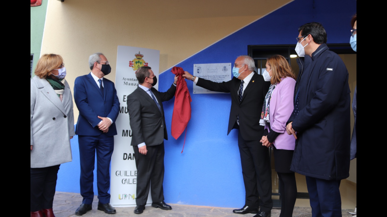 Momento en el que descubre la placa inaugural