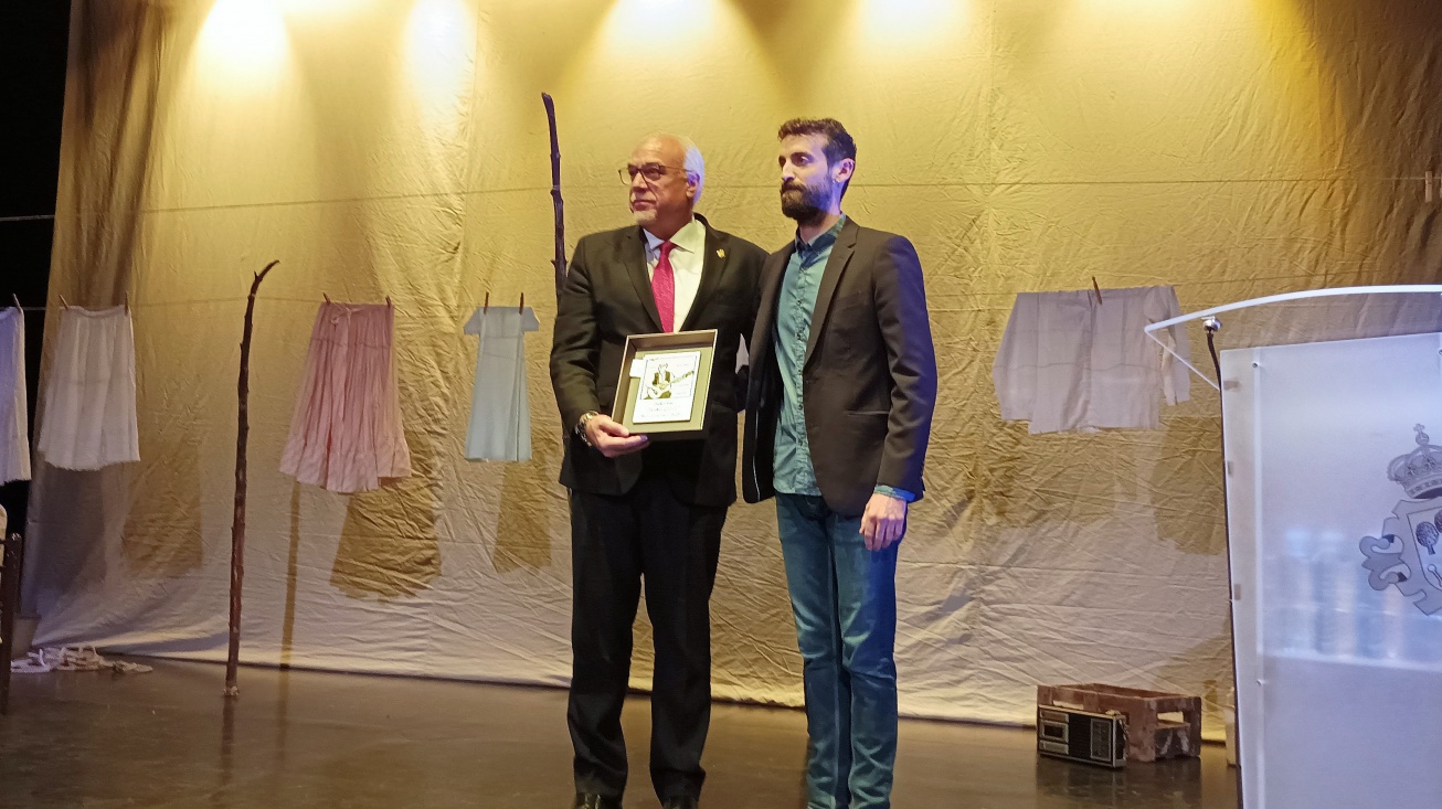 Julián Nieva recibió el galardón de manos de Manuel Sánchez-Migallón Parada