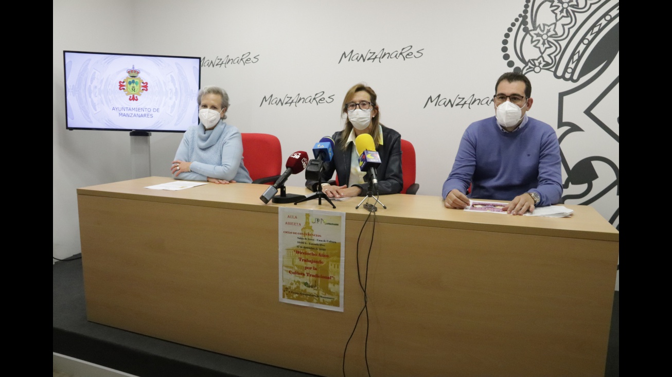 Isabel Quintanilla presenta el Aula junto a Maribel Ruiz y Juan Antonio Moraleda