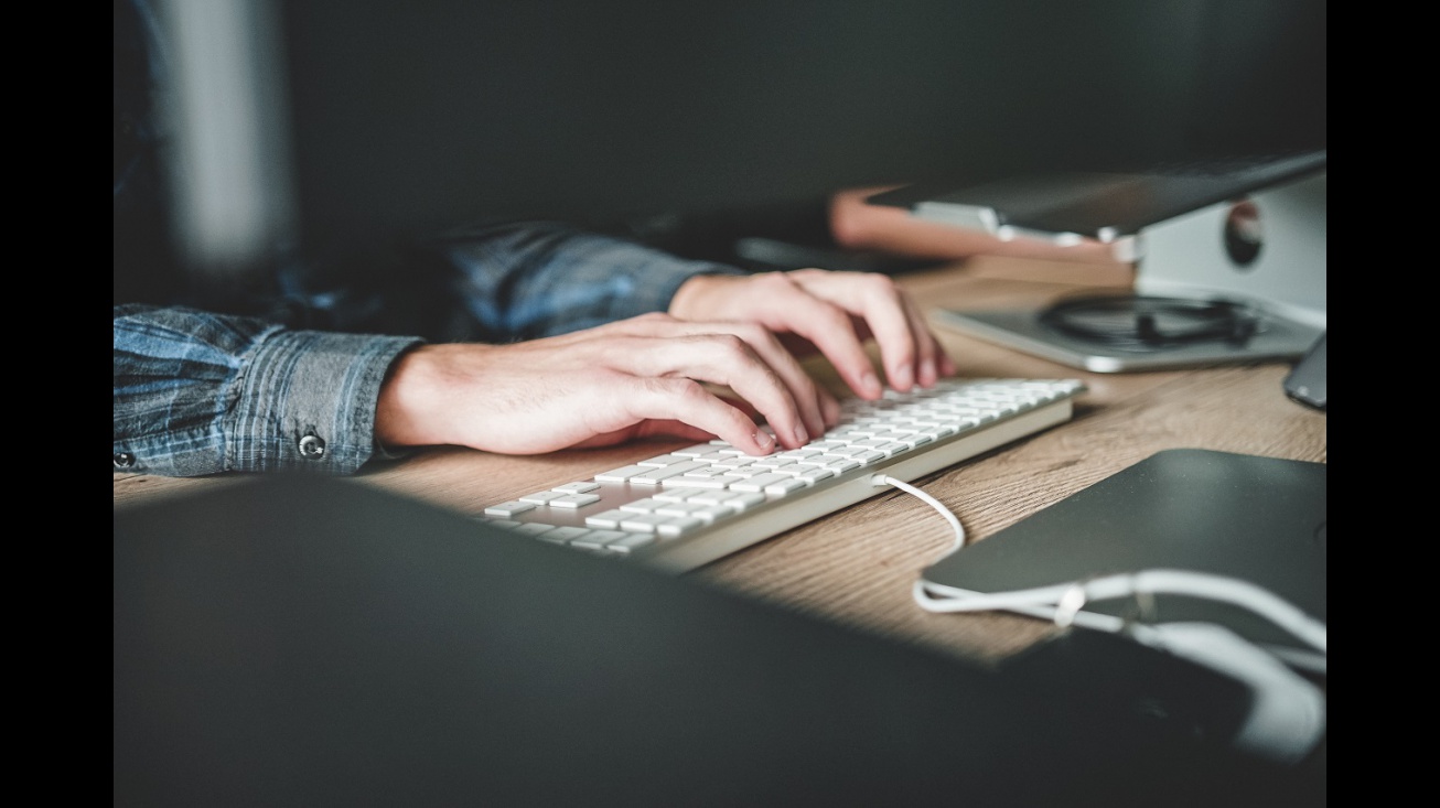 Administrativo (Fotografía: Zan - Unsplash)