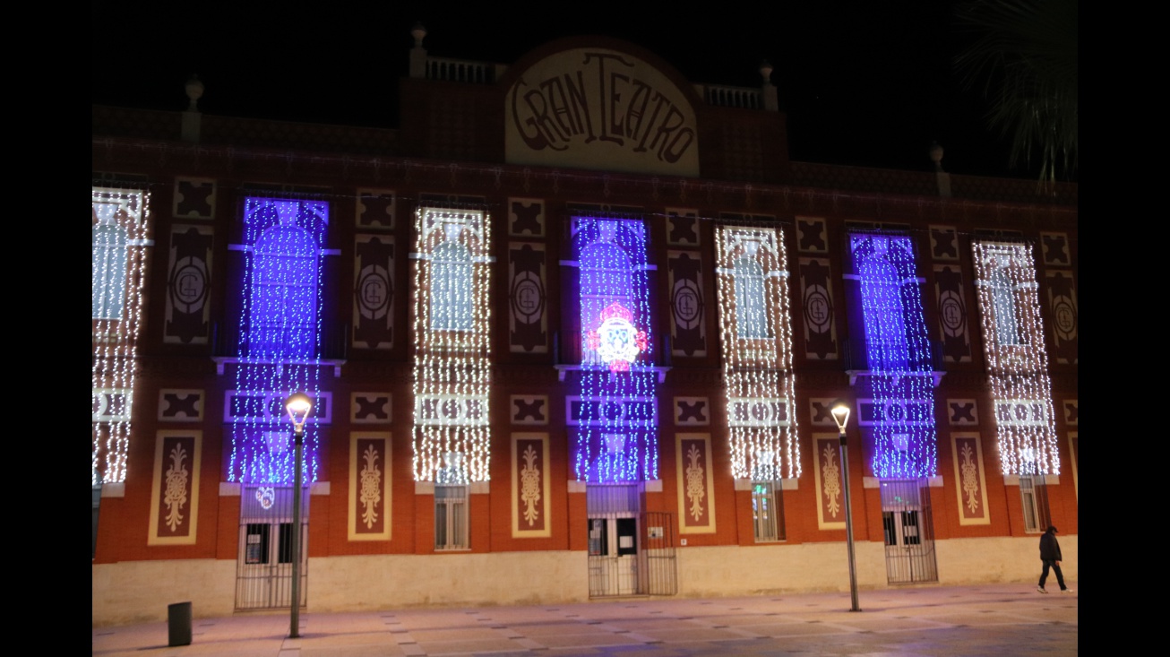 Fachada del Gran Teatro con su iluminación navideña