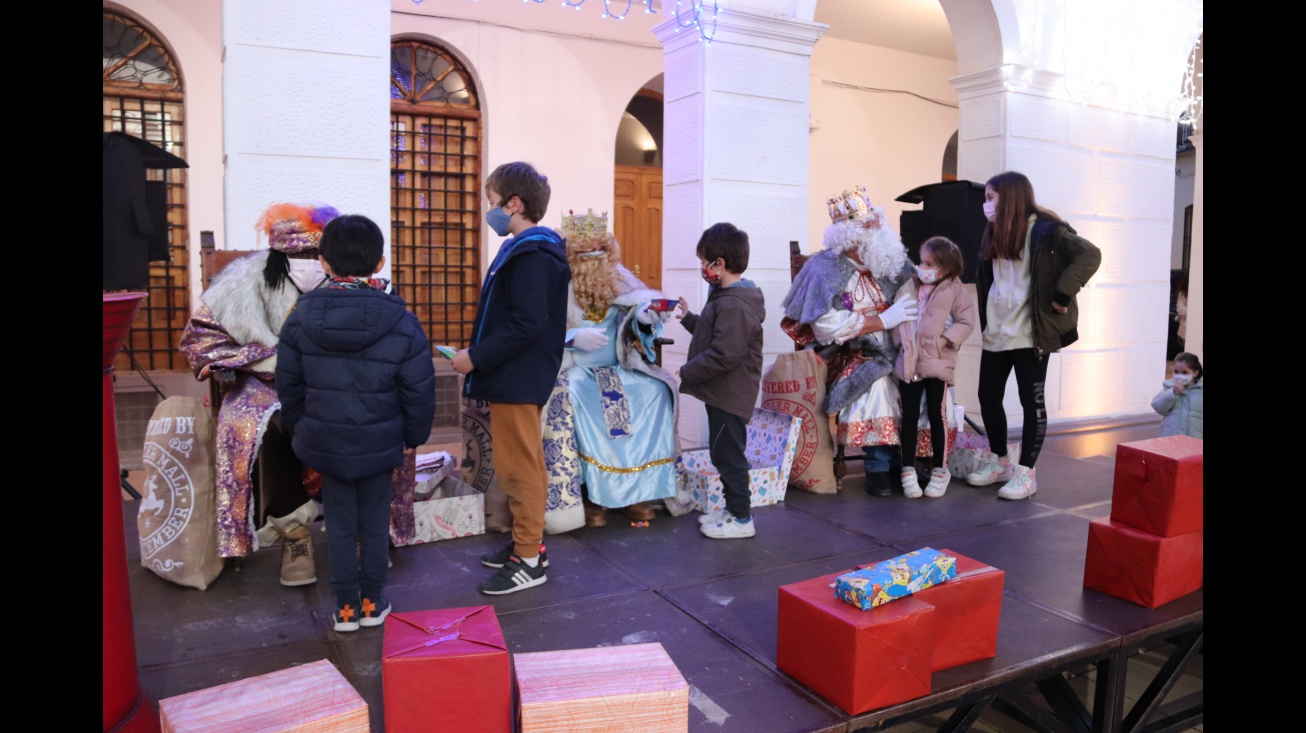 Entrega de cartas a los Reyes Magos en la plaza en la tarde del lunes