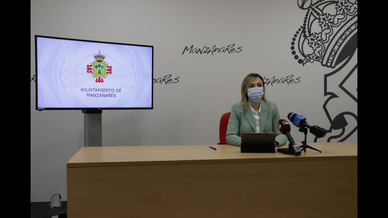 La portavoz Laura Carrillo dando cuenta los acuerdos de la Junta de Gobierno Local