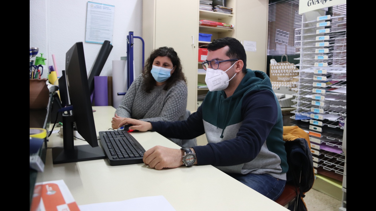 Daniel Jiménez junto a Olga Zambrano en la conserjería del CEIP Tierno Galván