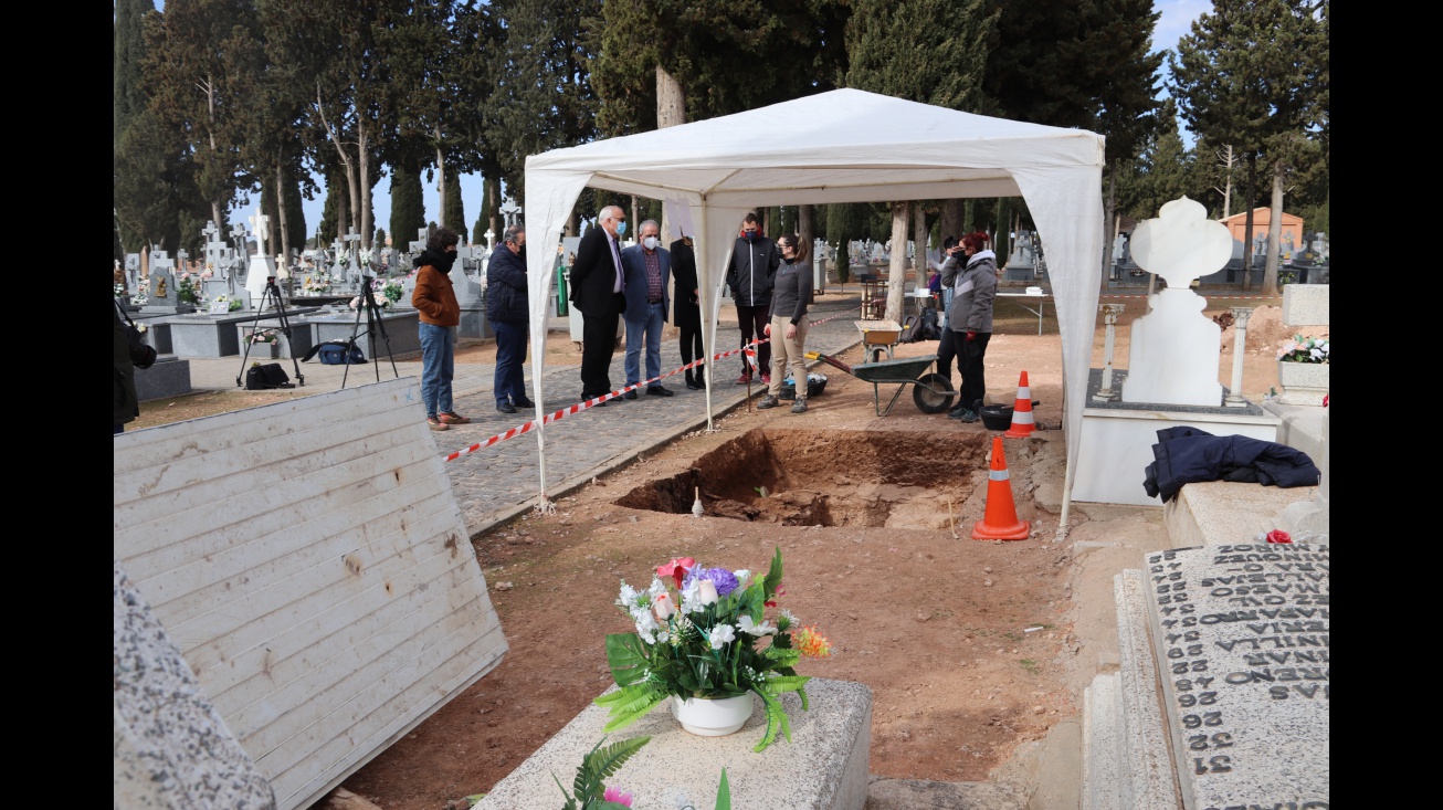 Las autoridades han visitado los trabajos de exhumación