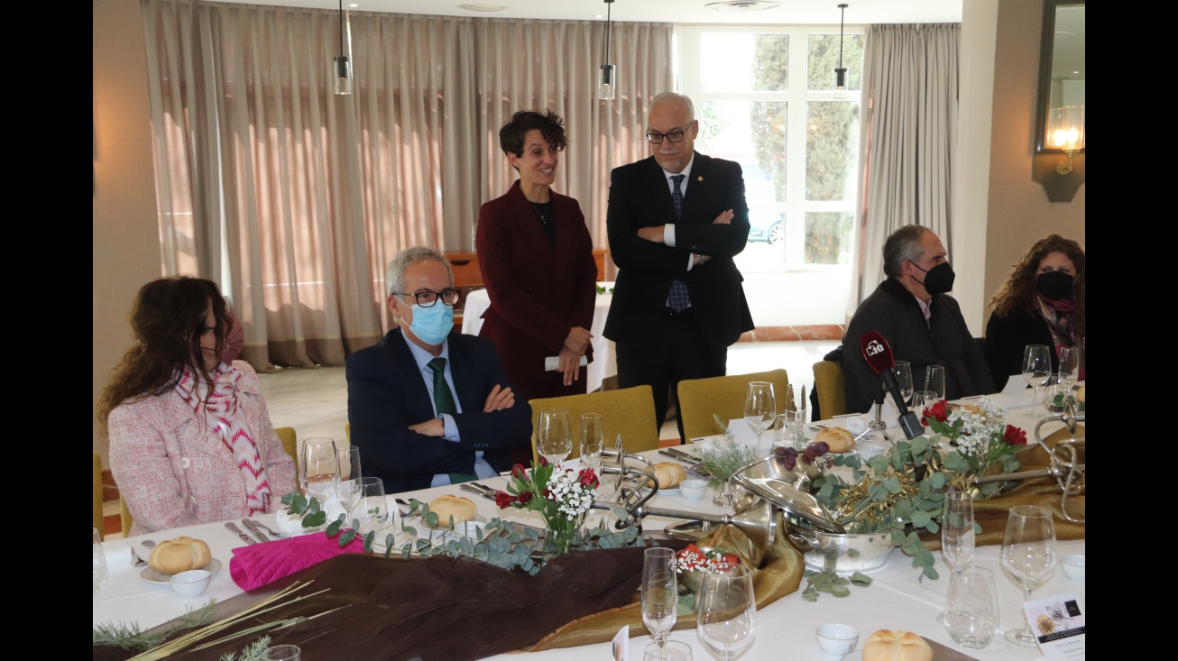 Lilian Ferral junto al alcalde de Manzanares