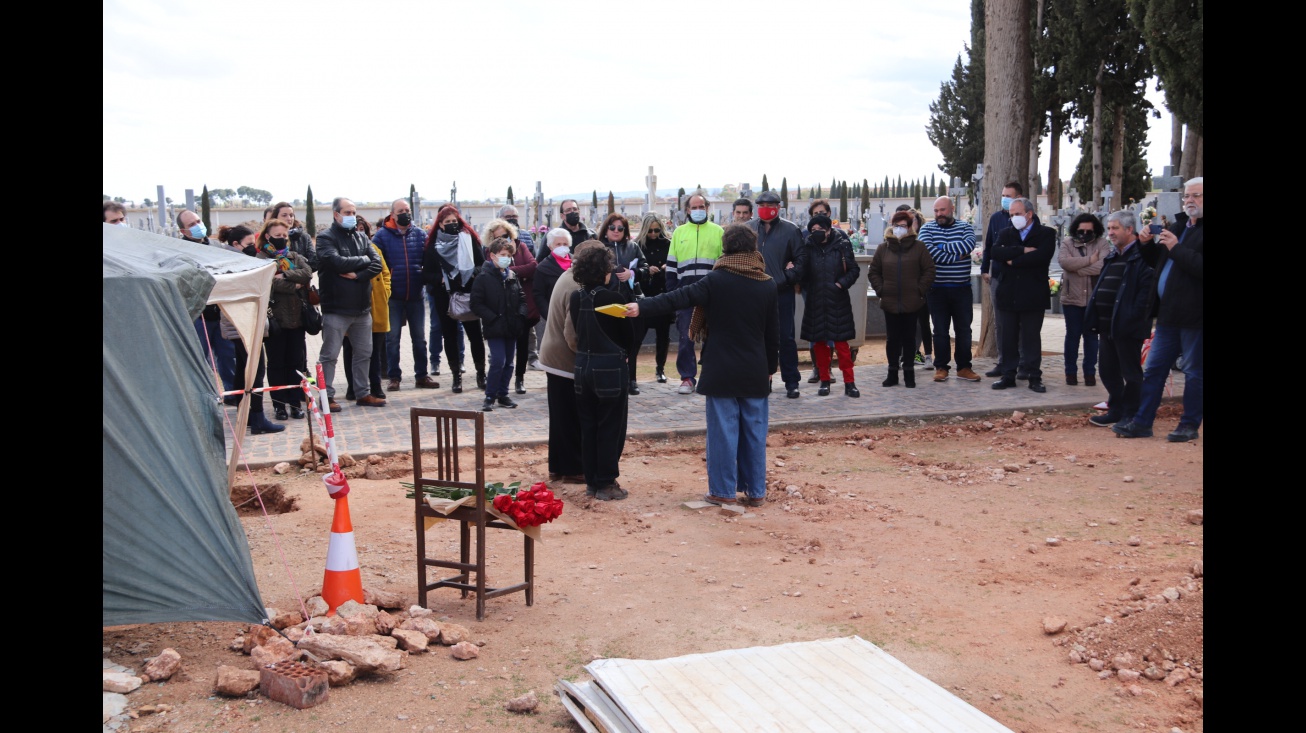 Asistentes al acto celebrado el sábado en el cementerio