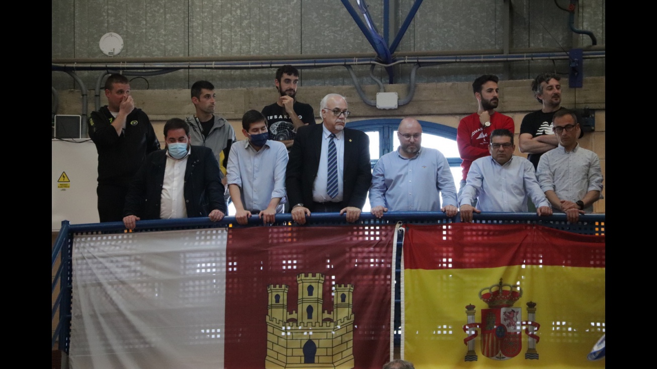 Julián Nieva en el palco del pabellón 'Antonio Caba'