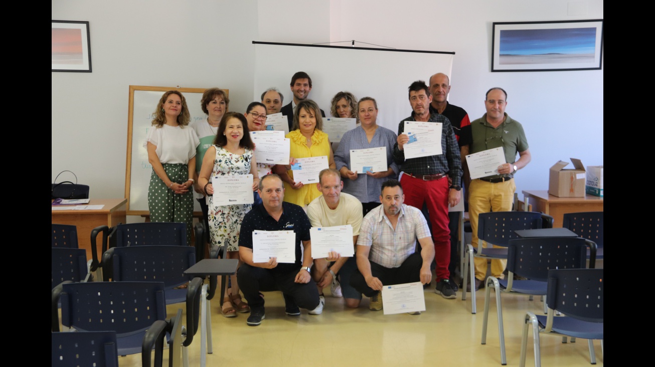 Participantes en el curso con sus diplomas