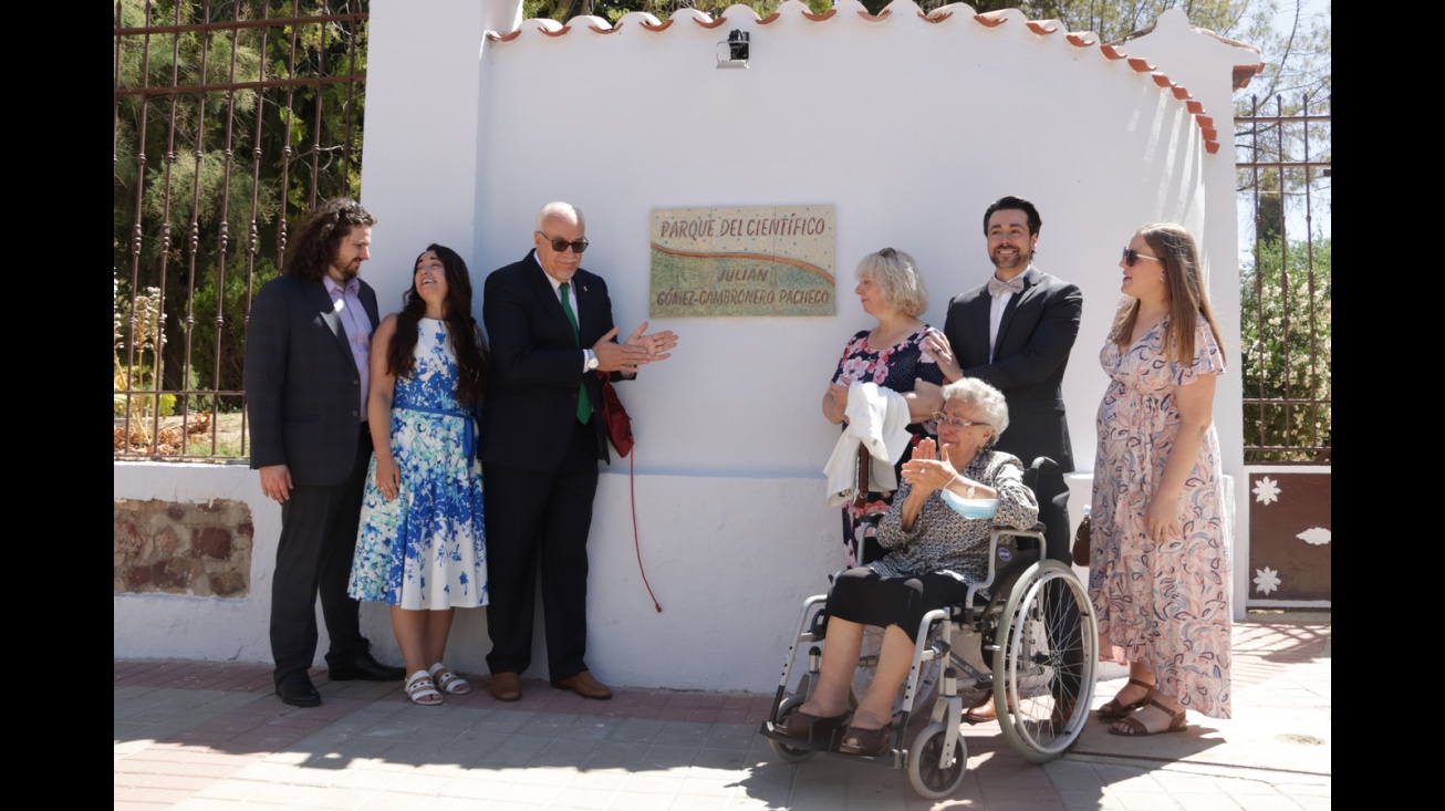 Descubrimiento de la nueva placa del parque del científico Julián Gómez-Cambronero