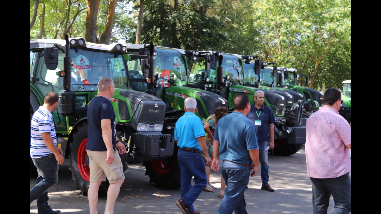 Visitantes de Fercam 2019 en un stand de tractores