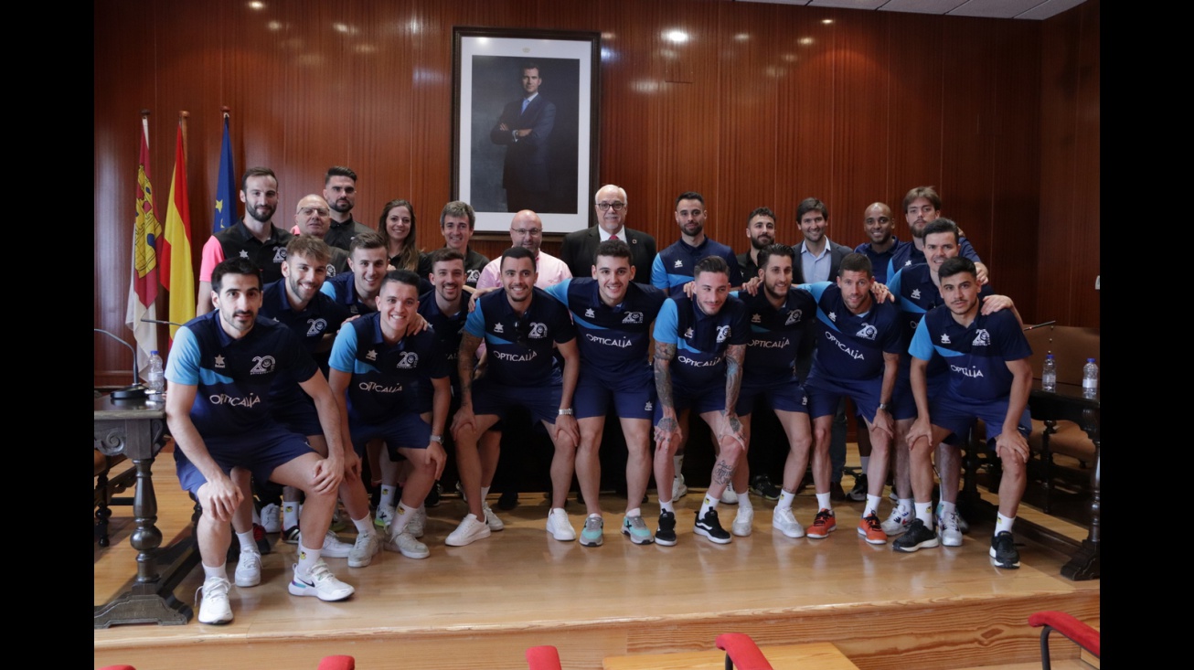 Ofrenda floral y recepción en el Ayuntamiento al Manzanares FS (fin de temporada 2021-22) 