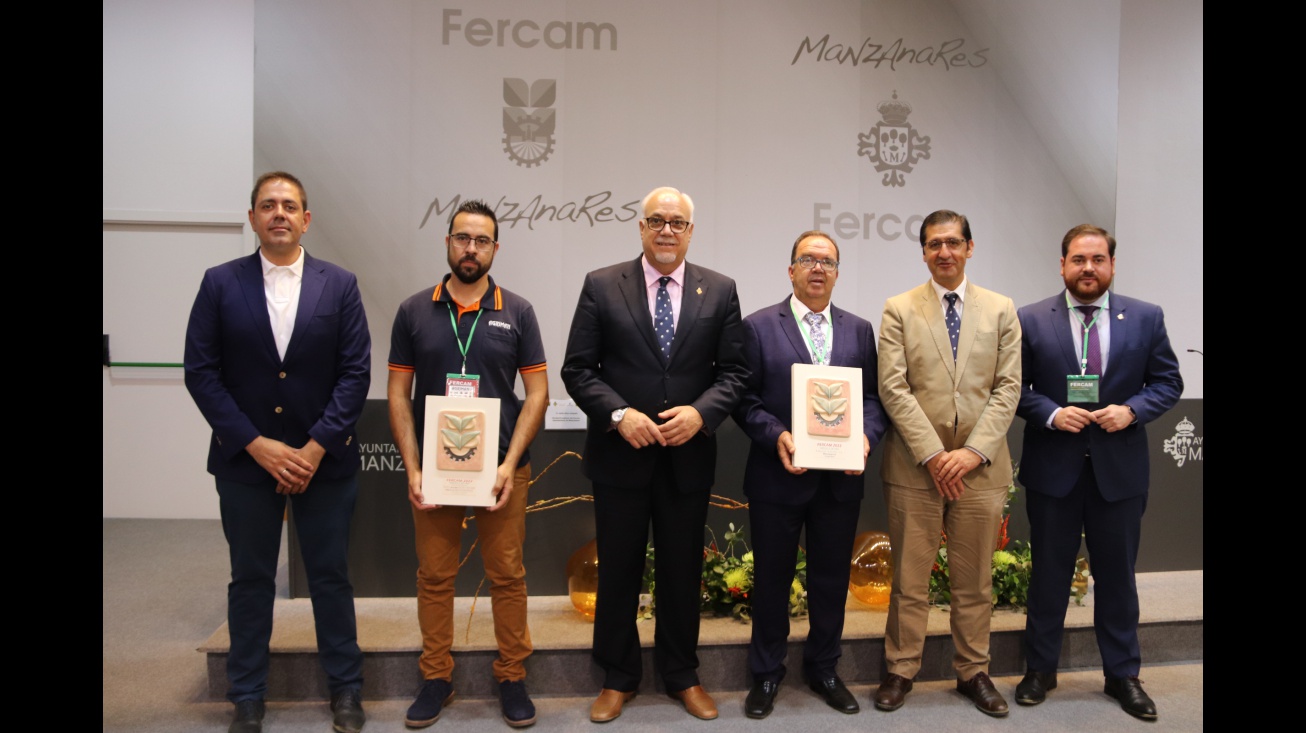 Autoridades junto a los ganadores de las medallas de oro