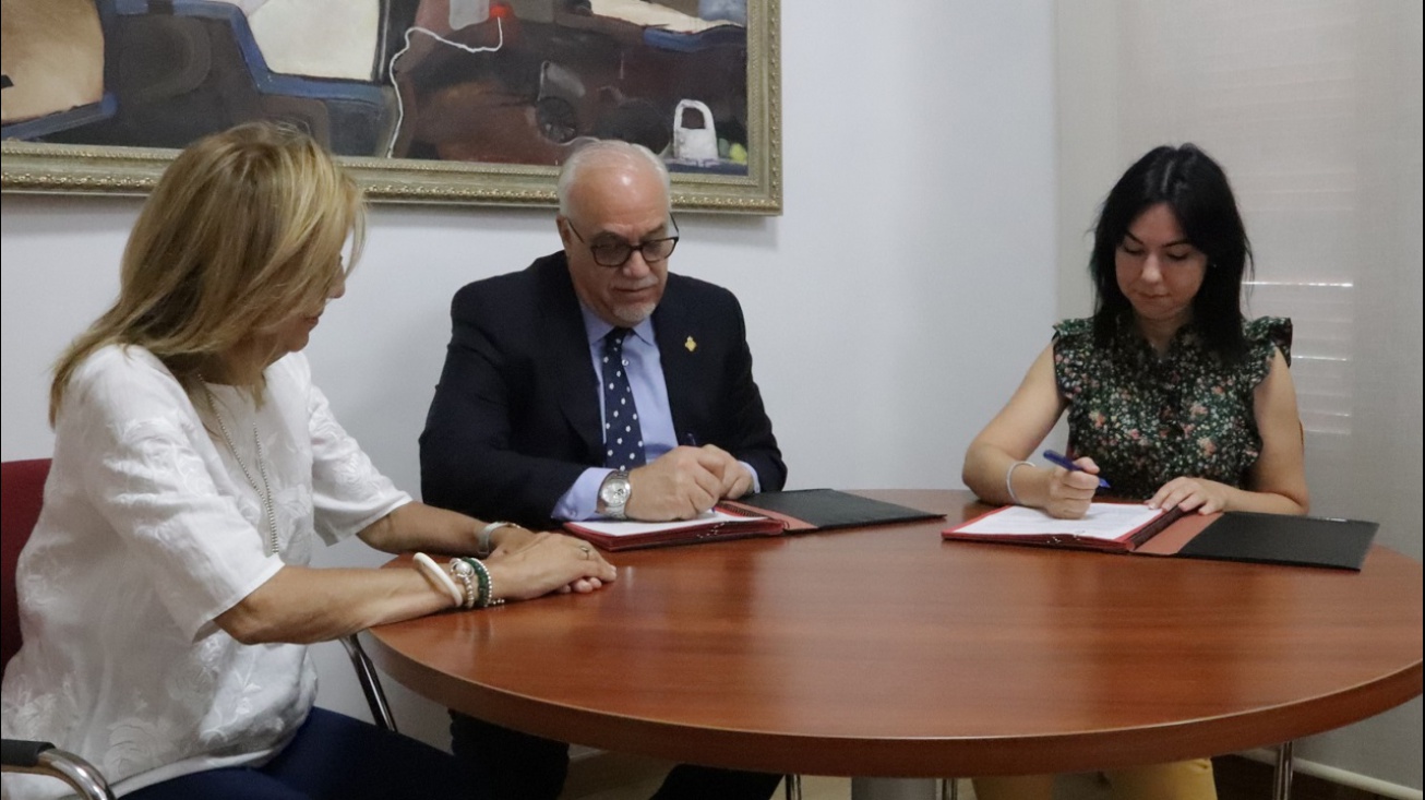 Firma del convenio de colaboración entre el Ayuntamiento de Manzanares y el IES 'Azuer' (Aula ATECA)