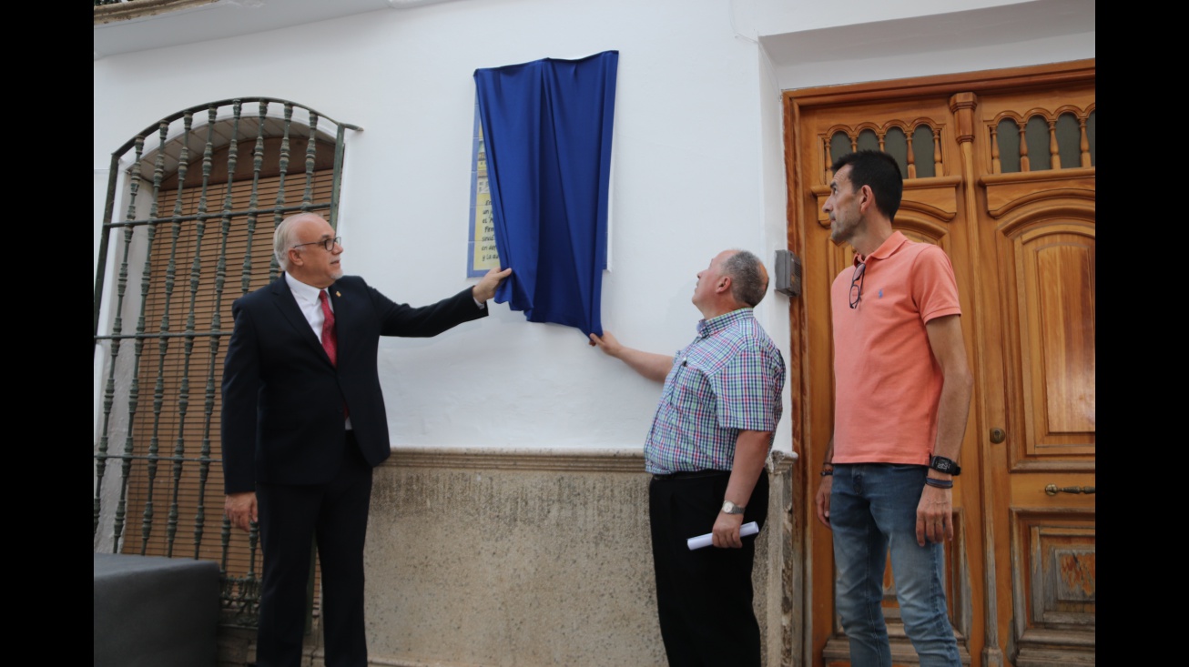 Momento en el que Nieva y Ángel Camacho desvelan la cerámica ante la mirada de Cristóbal del Río