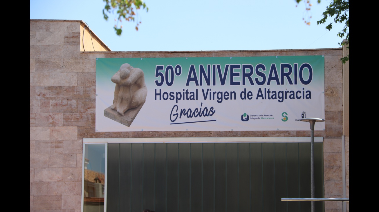 Pancarta conmemorativa en la fachada del hospital