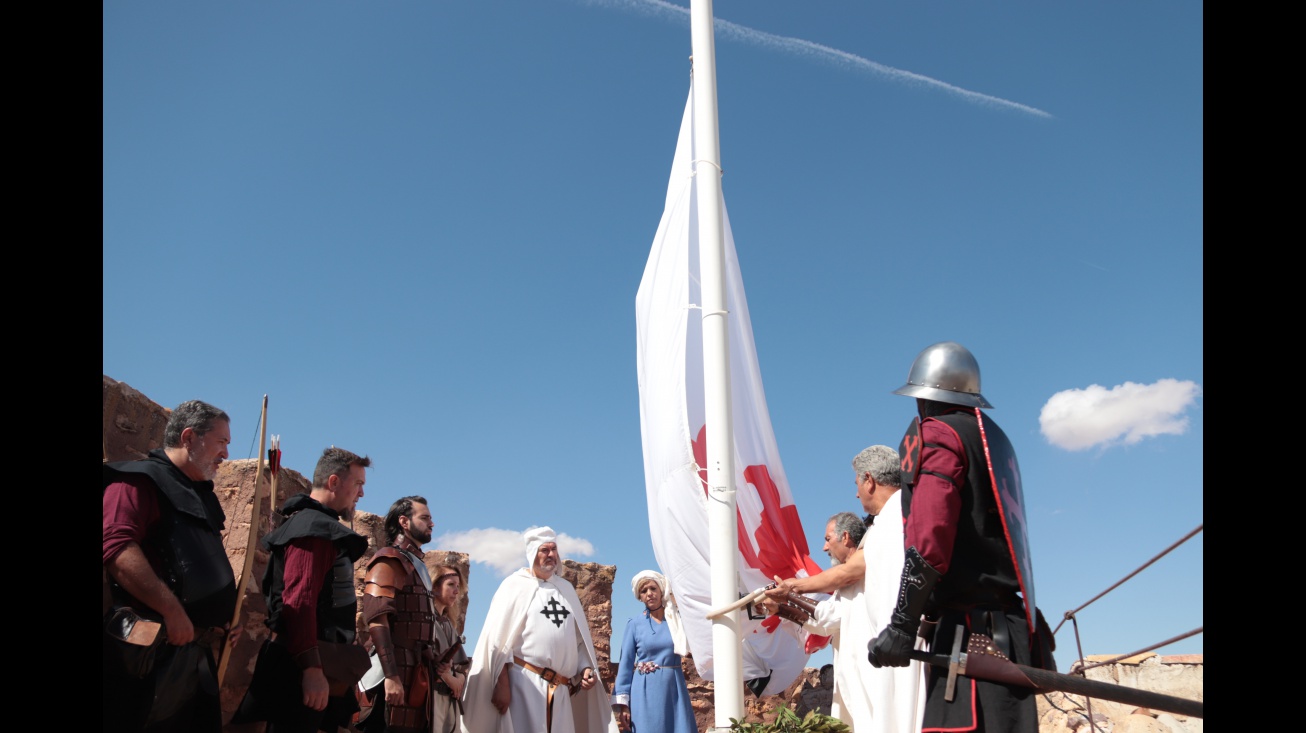 Inicio del izado de la bandera Calatrava