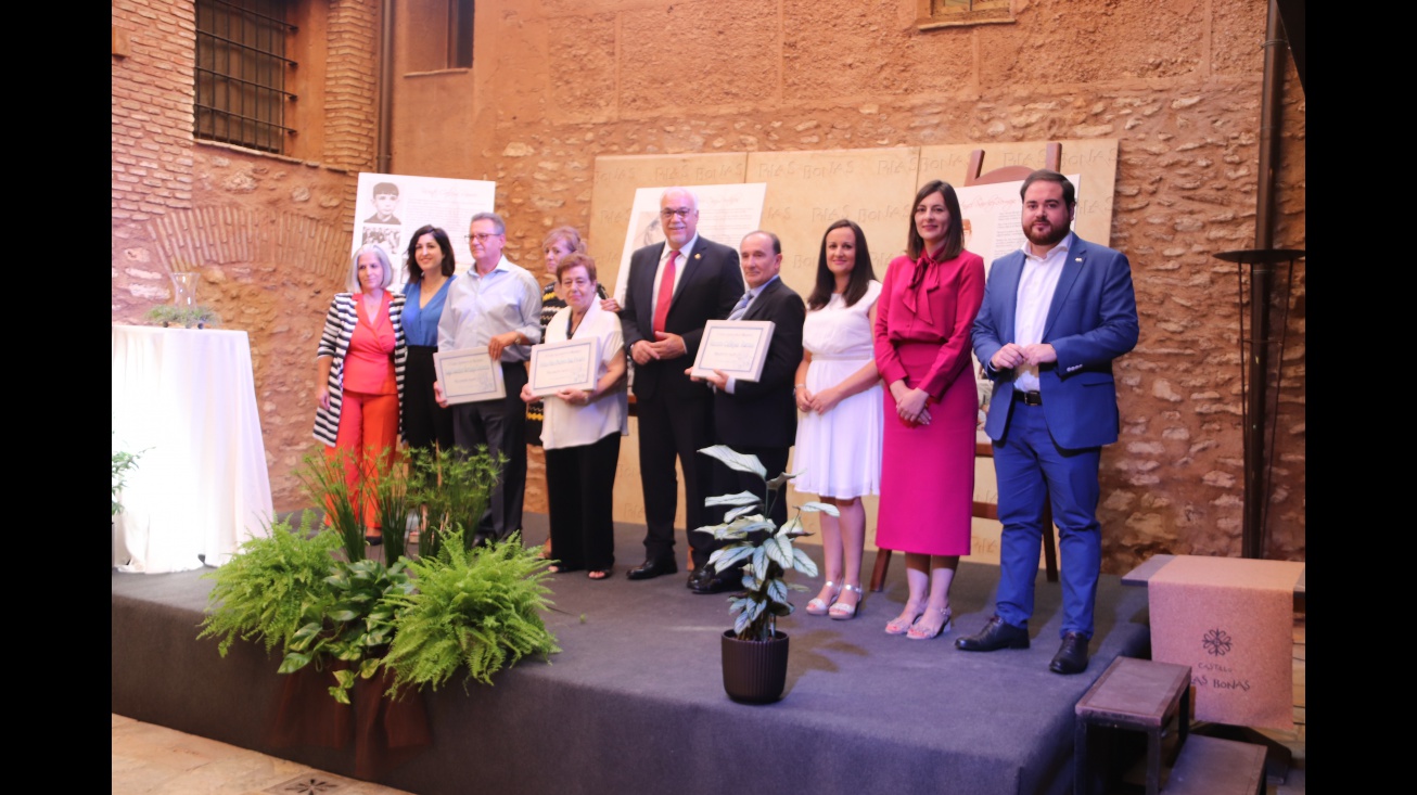 Homenajeados junto a representantes de la Corporación municipal