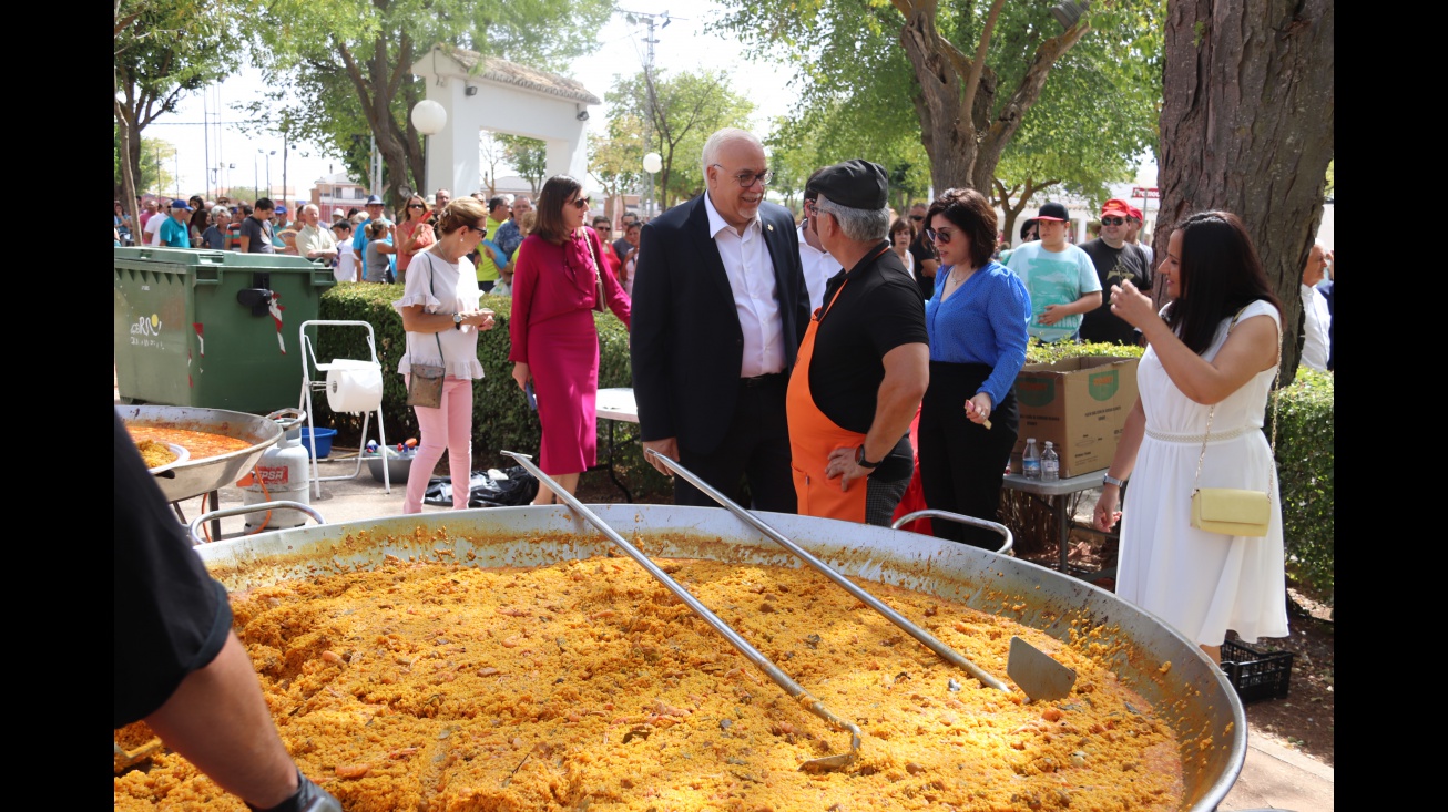 El alcalde saluda a uno de los cocineros encargados de elaborar la paella gigante