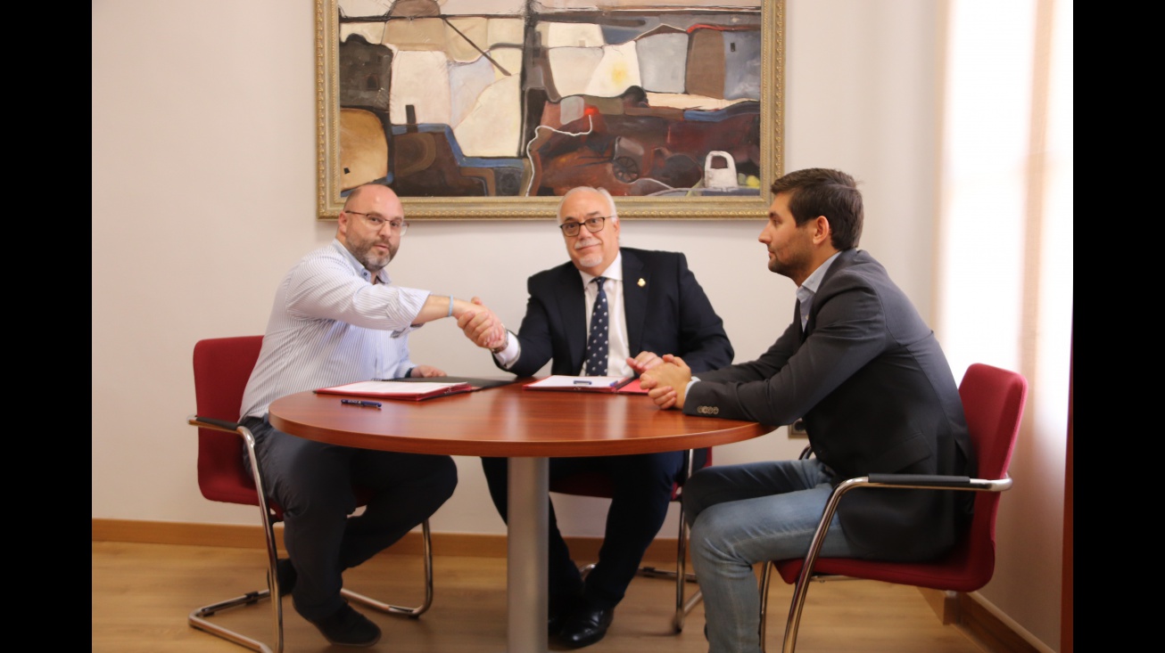 Firma del convenio con el presidente del Manzanares FS