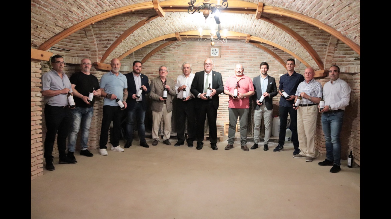 Nieva junto a miembros de Acicate y del equipo de gobierno en la cueva del Centro Cultural