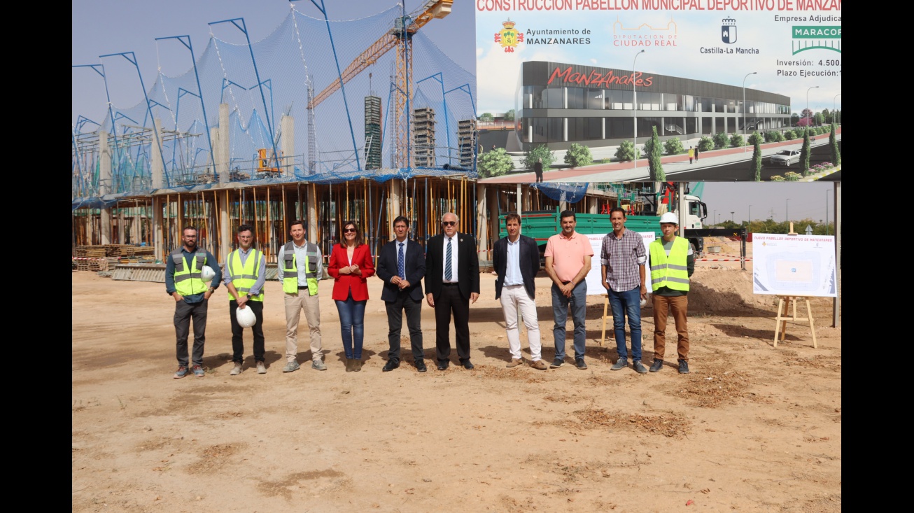 Autoridades y técnicos junto a las obras de pabellón