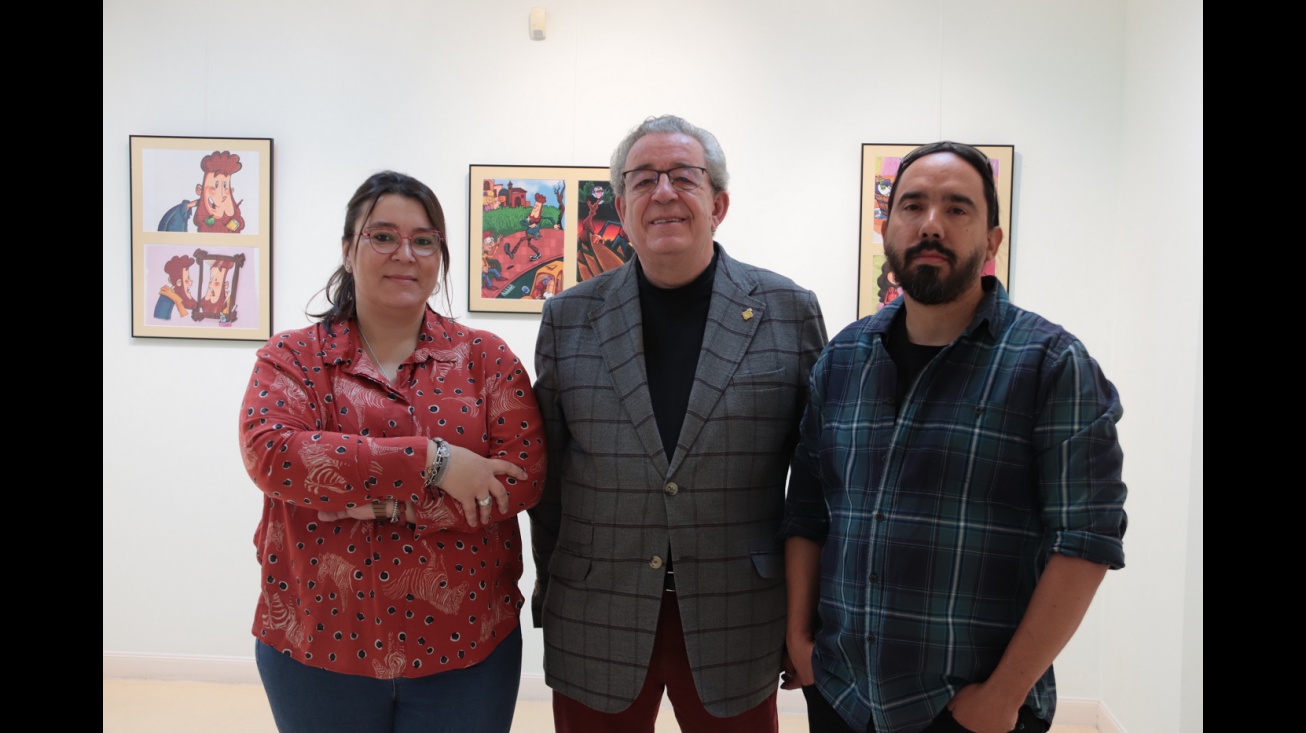 Leticia Moya, coordinadora de la biblioteca, Candi Sevilla, concejal de Cultura, y Fabián Sotolongo, artista