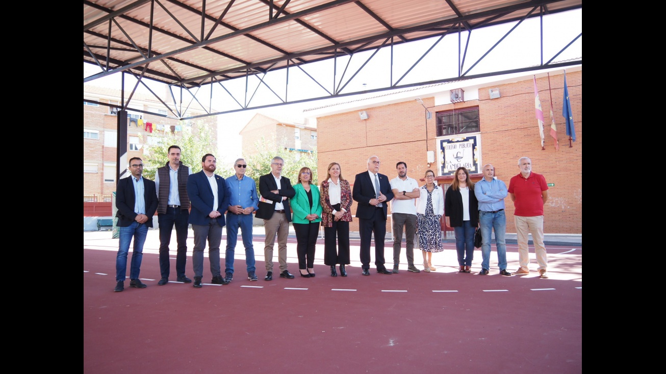 Foto conjunta con autoridades en la visita a la nueva pista deportiva