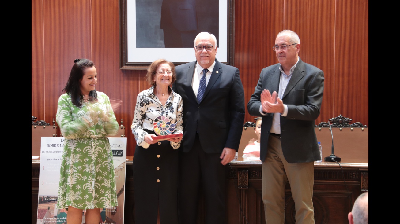 Manoli Carrión recibe el premio de manos del alcalde