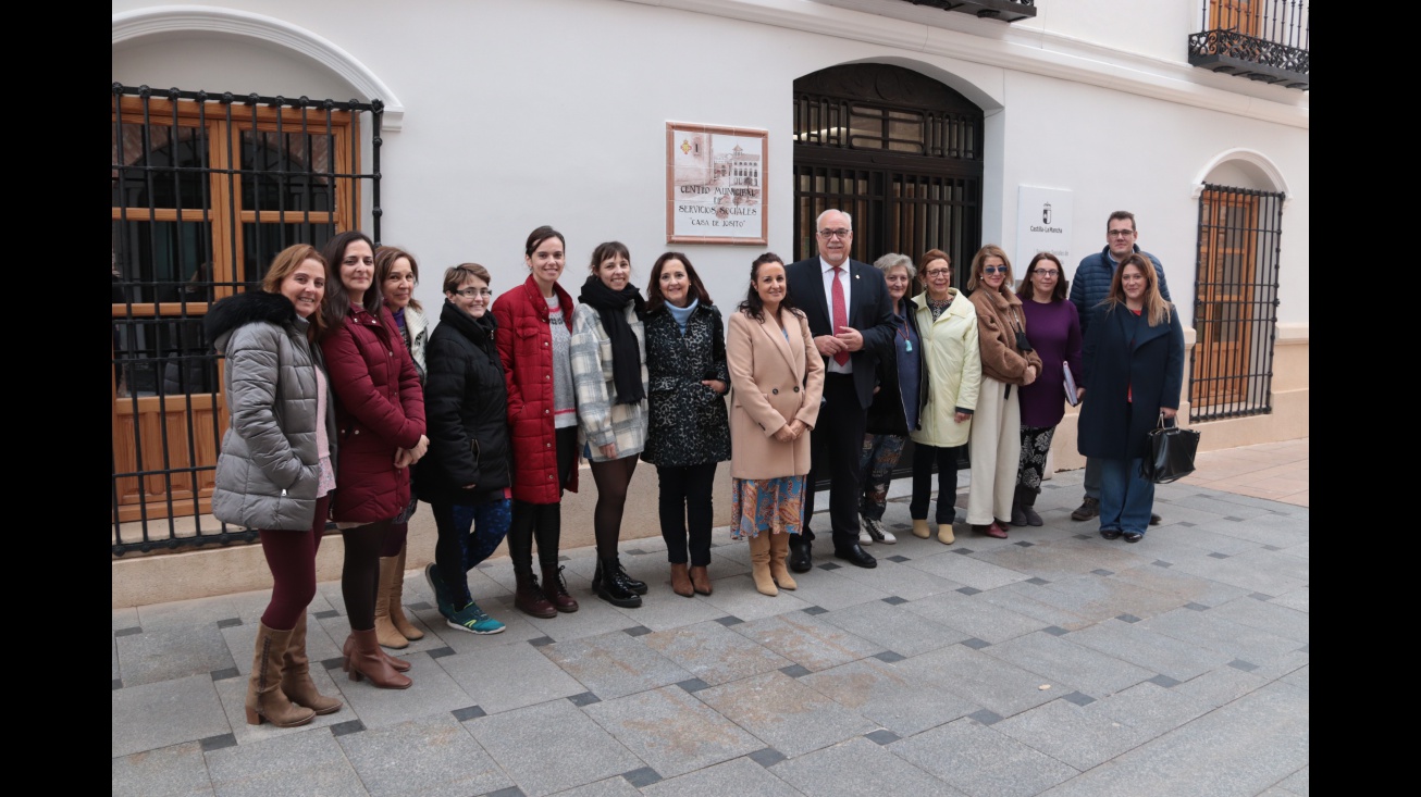 Personal de Servicios Sociales y de la UP junto al alcalde y concejalas