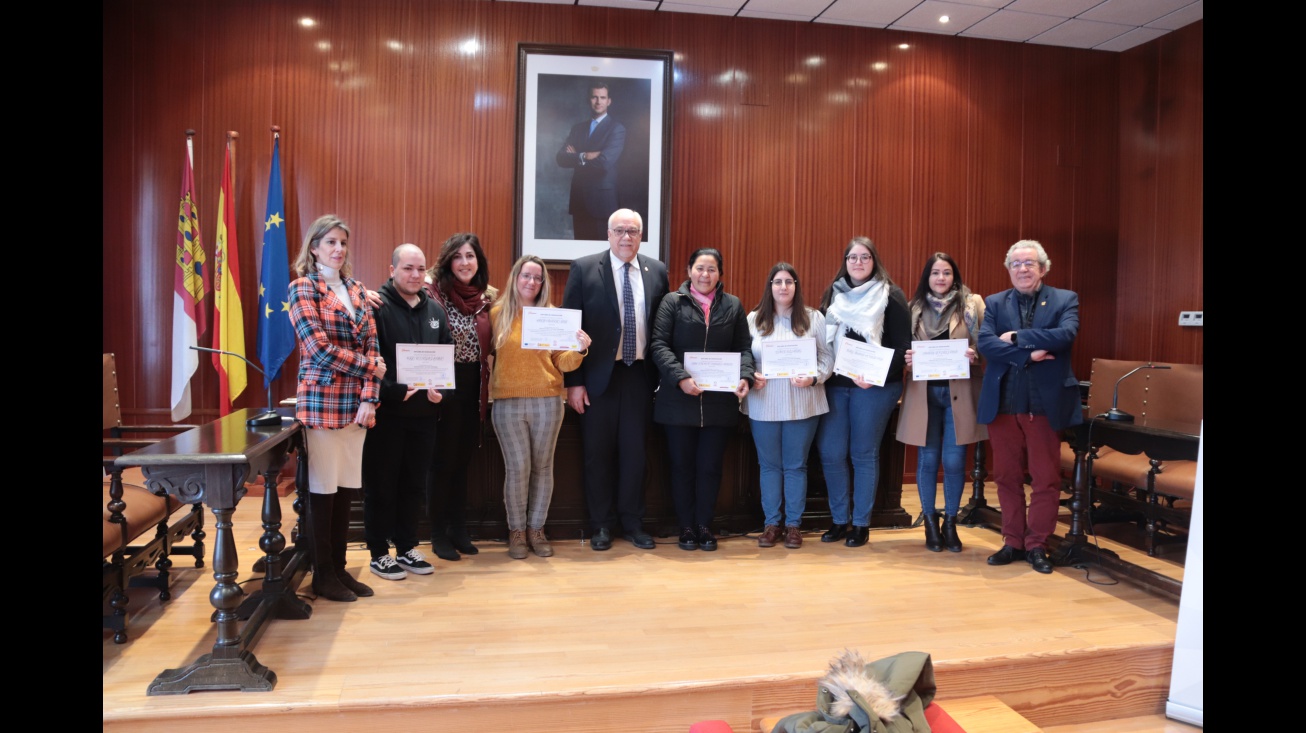 Participantes en el programa formativo con sus diplomas