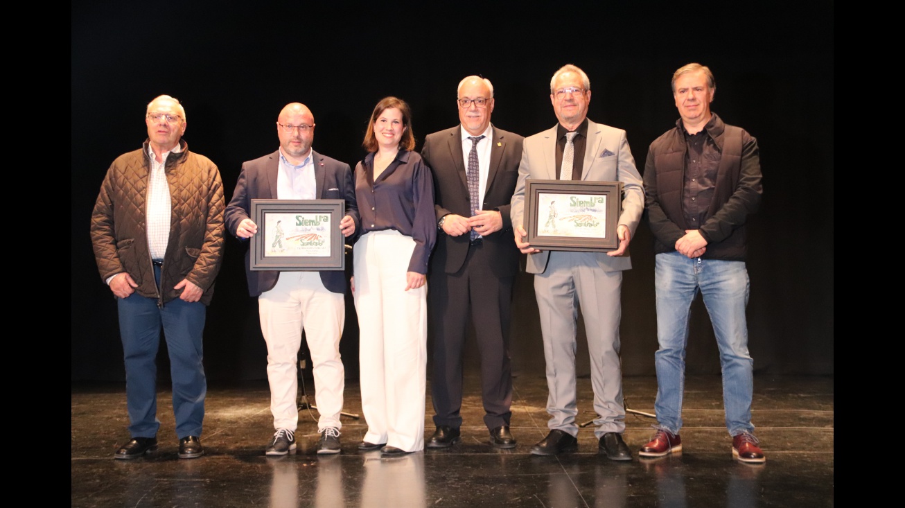 Galardonados junto a la directora de Siembra y al alcalde
