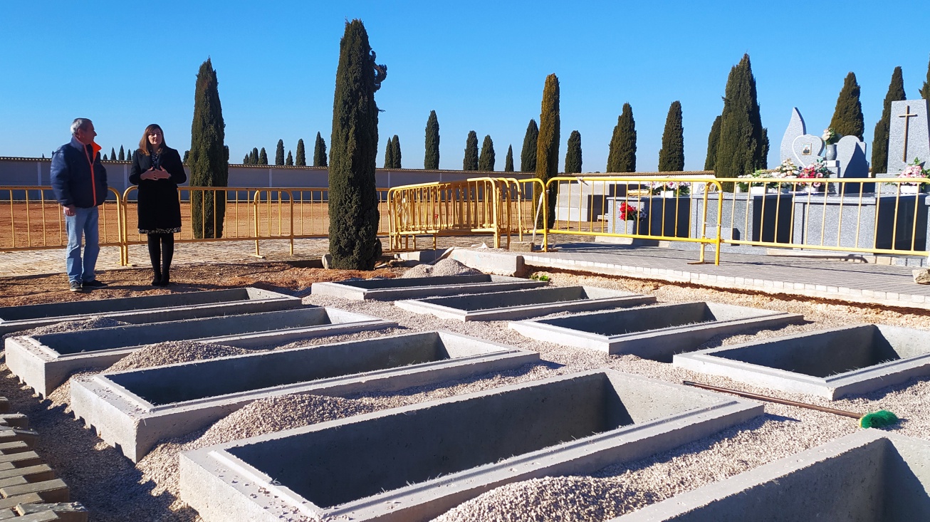Nuevas tumbas en el cementerio municipal