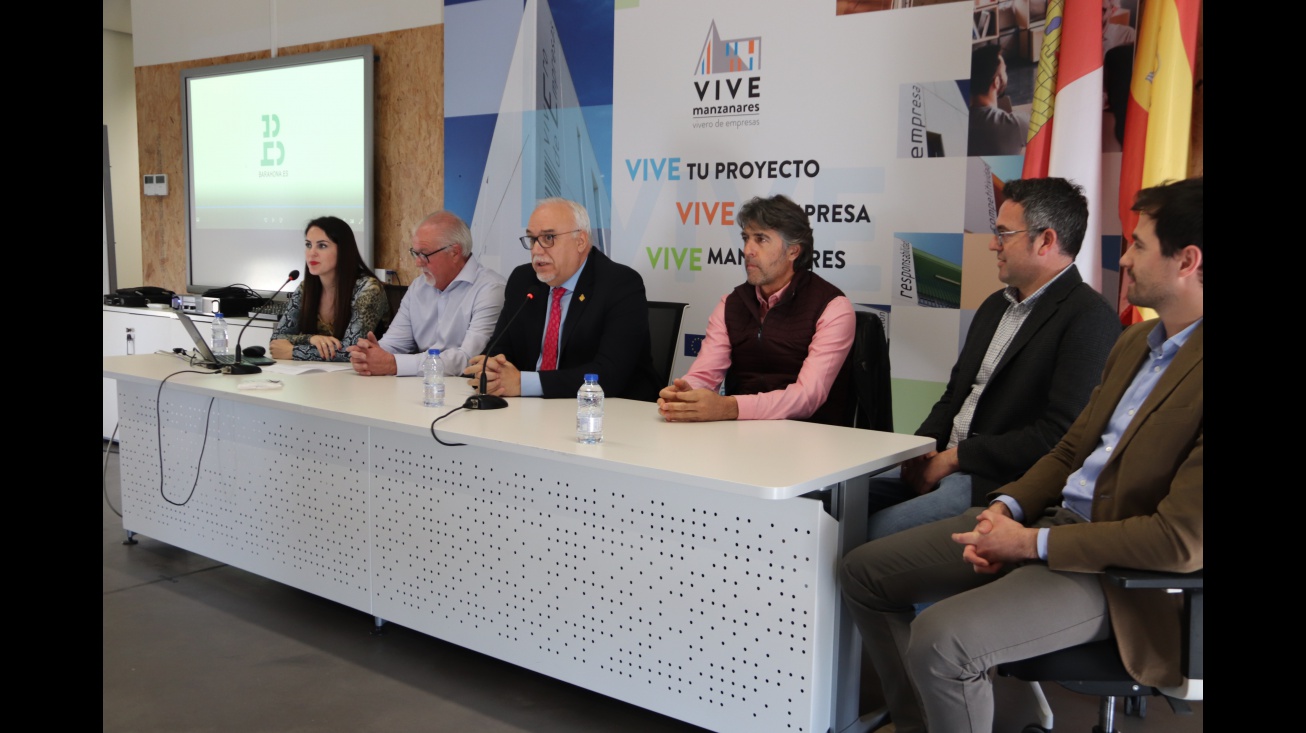 Intervención de Julián Nieva junto a representantes de Barahona Obras y Servicios