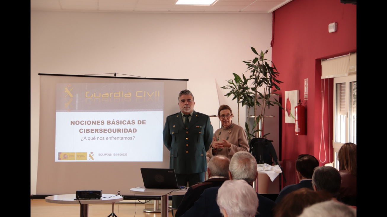 Charla sobre ciberseguridad en el Centro de Mayores