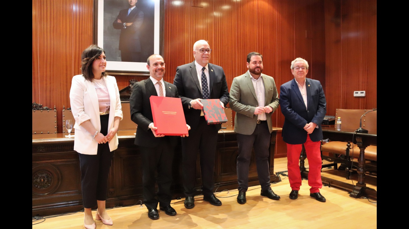 Pablo Bellido junto a los corporativos manzanareños tras la entrega del Estatuto