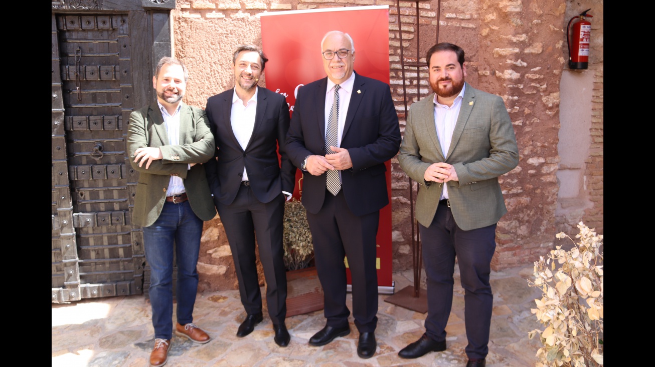 Javier Ruiz junto al alcalde de Manzanares y a Gonzalo Redondo y Pablo Camacho