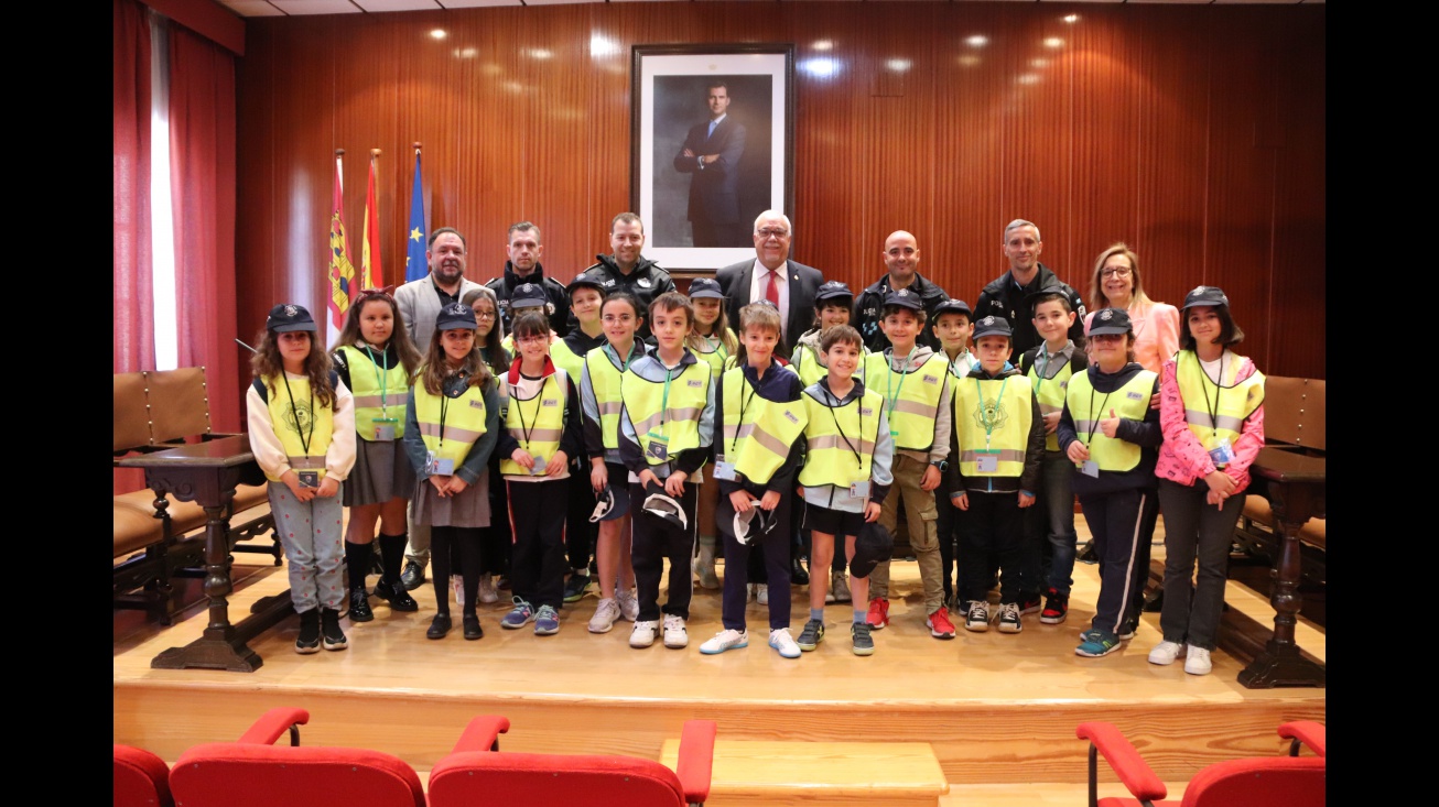 Alumnado de cuarto curso junto al alcalde