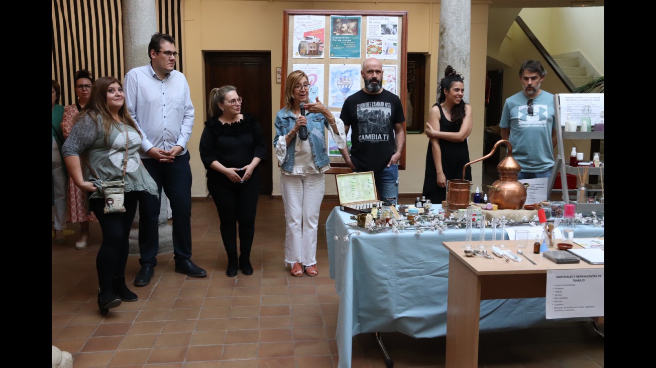 Las personas interesadas en descubrir las piezas de gran calidad que han elaborado durante todo el curso los hombres y mujeres que han participado en los de patchwork, fotografía y cosmética natural, así como en el seminario de tocados y complementos, tienen hasta el 23 de junio para visitarla en el patio de columnas de la Casa de Cultura.  Alrededor de treinta mujeres han participado en el taller de patchwork, que ha estado dirigido por Andrea Delgado. Isabel Romero ha sido la encargada de impartir el semi