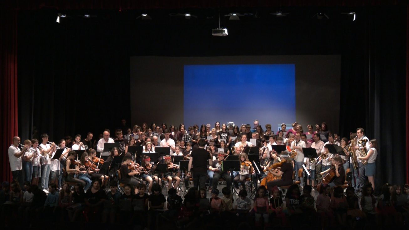 Interpretación final conjunta en el cierre del festival