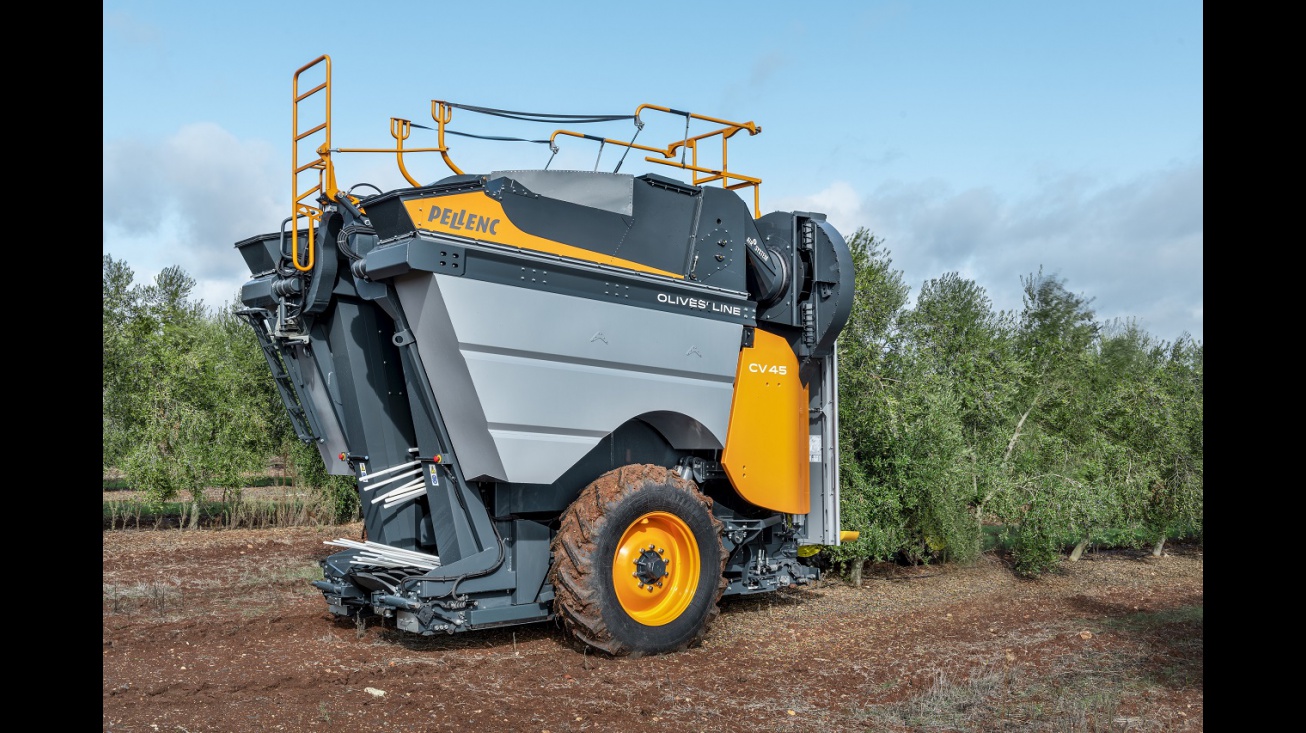 La cosechadora de aceituna arrastrada Pellenc CV45, Premio a la Mejor Novedad Tecnológica (Fercam 2023)