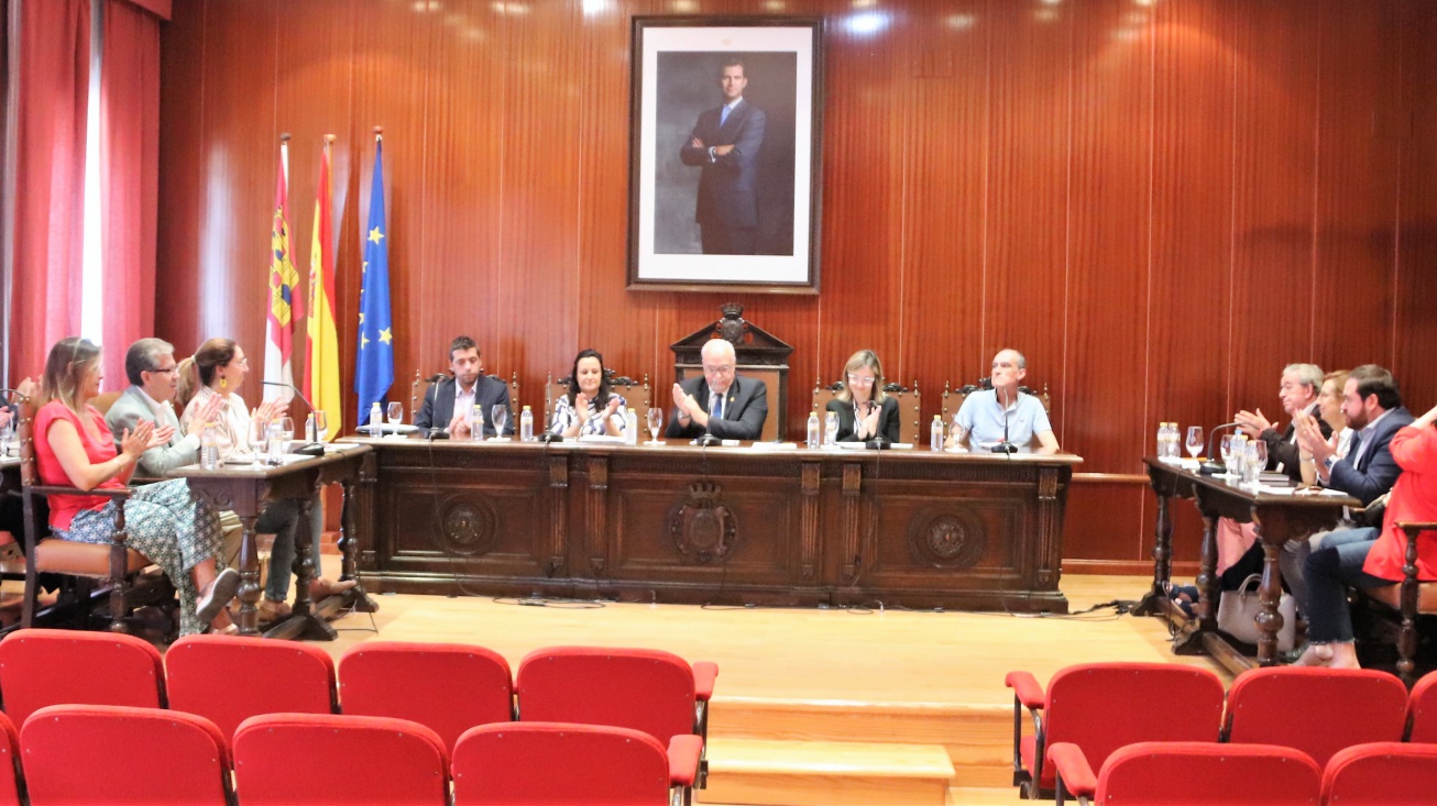 El último pleno del mandato terminó este miércoles con un aplauso unánime de toda la Corporación