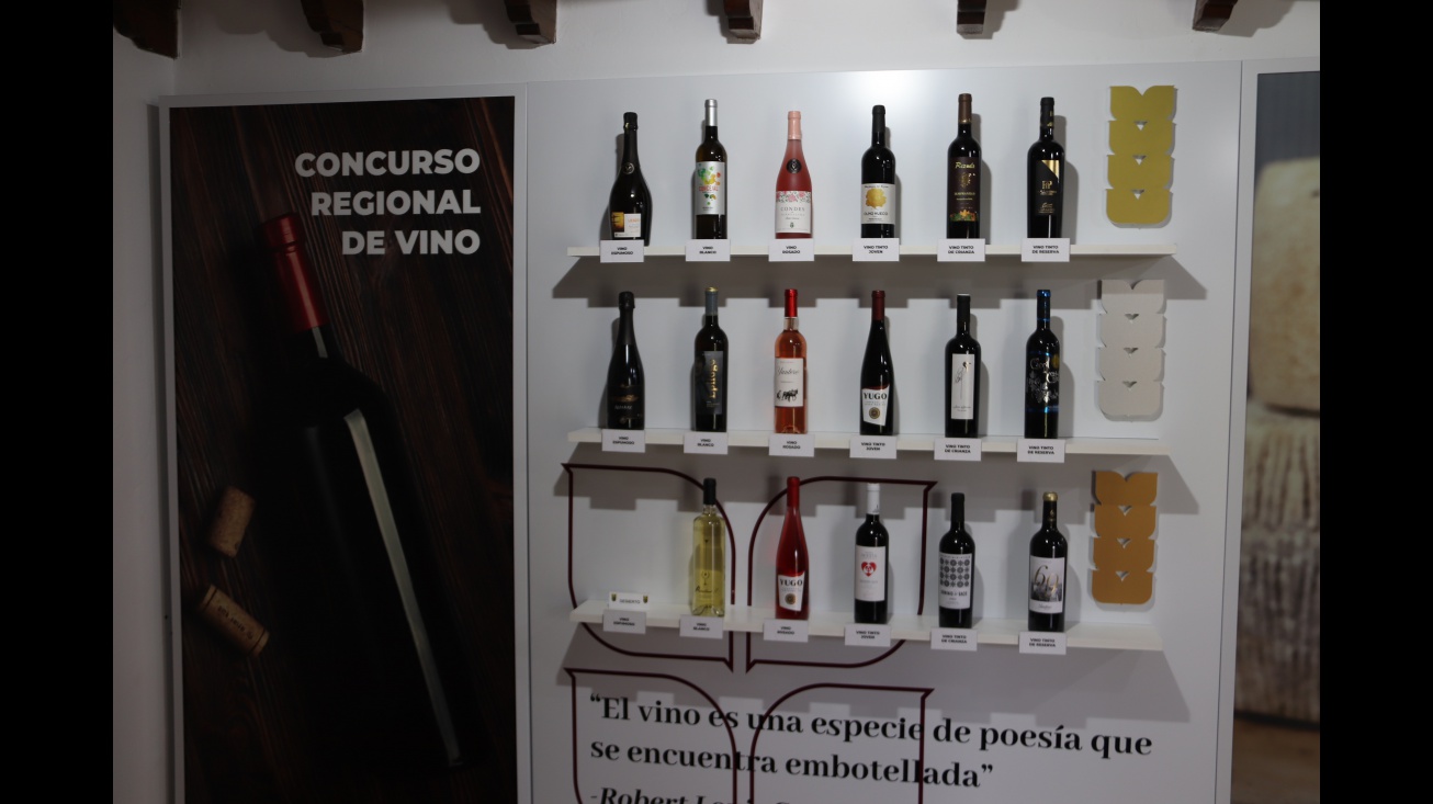 Expositor con los vinos premiados en un stand propio de Fercam 2023