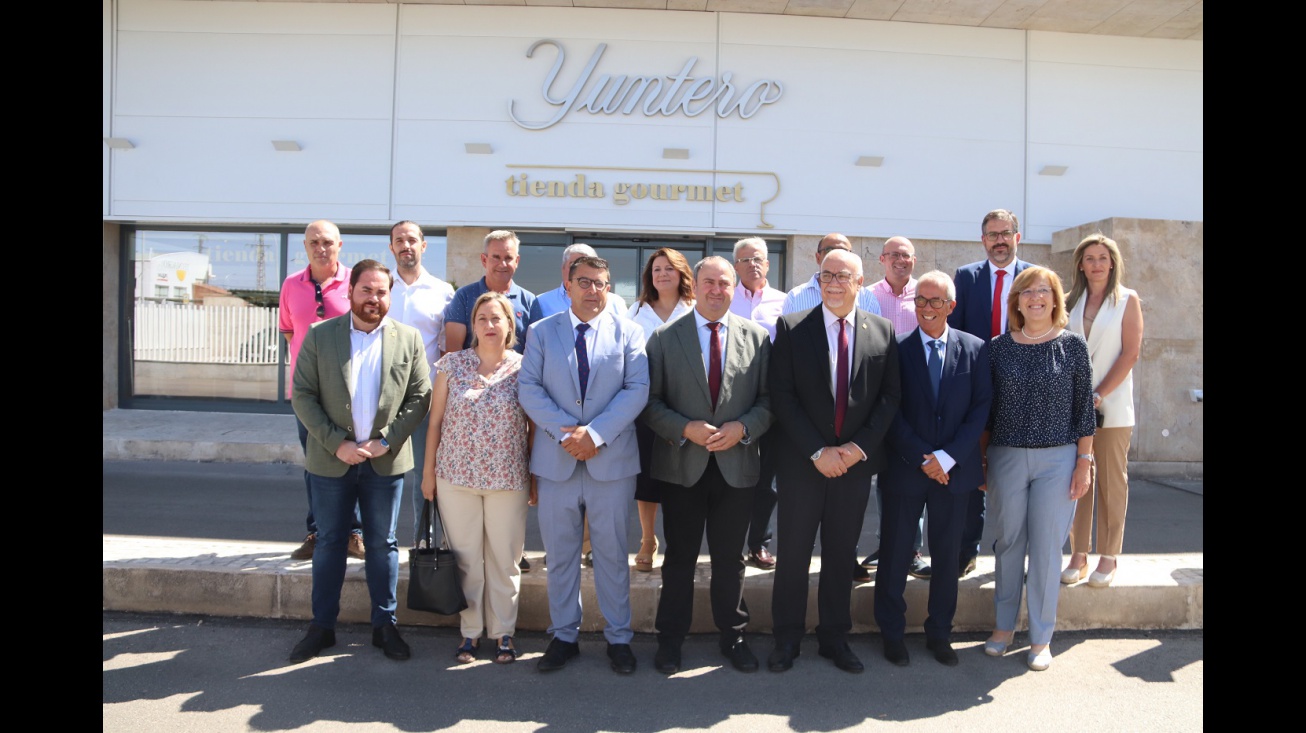 Visita del consejero de Agricultura a Bodegas Yuntero