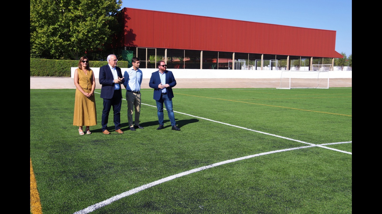Nuevo césped en el campo de fútbol del velódromo